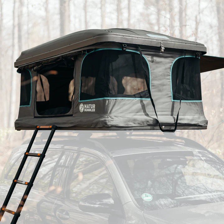 Naturbummler Dachzelt Flitzer 1 XL mit Hartschale in Anthrazit bis 4 Personen, aufgebaut mit Leiter nach Links.