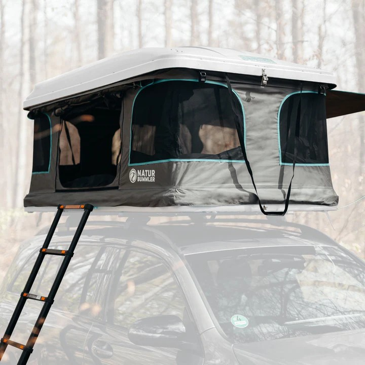 Naturbummler Dachzelt Flitzer 1 XL mit Hartschale in Weiß bis 4 Personen. Aufgeklappt mit Leiter nach links.