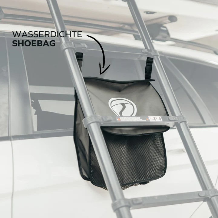 Naturbummler Dachzelt Flitzer 1 Xl mit Hartschale. An der Leiter ist eine WASSERDICHTE SHOEBAG befestigt.