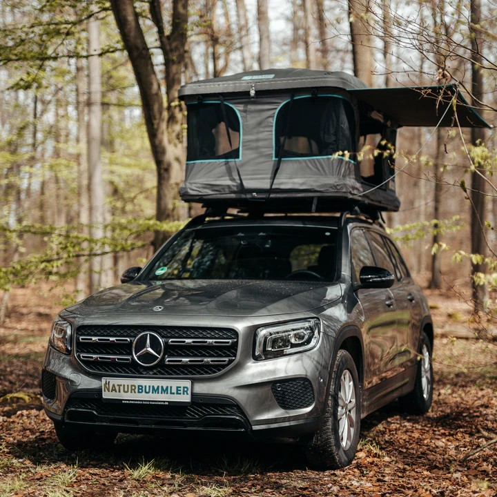 Naturbummler Dachzelt Flitzer 1 XL mit Hartschale in Anthrazit bis 4 Personen. Aufgebaut auf Auto im Wald.