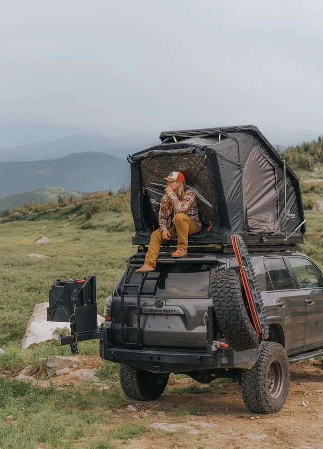 Intrepid Dachzelt GEO 2.5 - bis 2 Personen
✔ unglaublich flach mit nur 17 cm Höhe im zusammengeklappten Zustand 
✔ mit einer sagenhaften Raumhöhe von knapp 150 cm dank der außergewöhnlichen Konstruktion
✔ in nur 60 Sekunden auf- und abgebaut 
✔ robuste Aluminium-Hartschale mit Wabenkonstruktion 
✔ super leicht mit gerade einmal 72kg 
