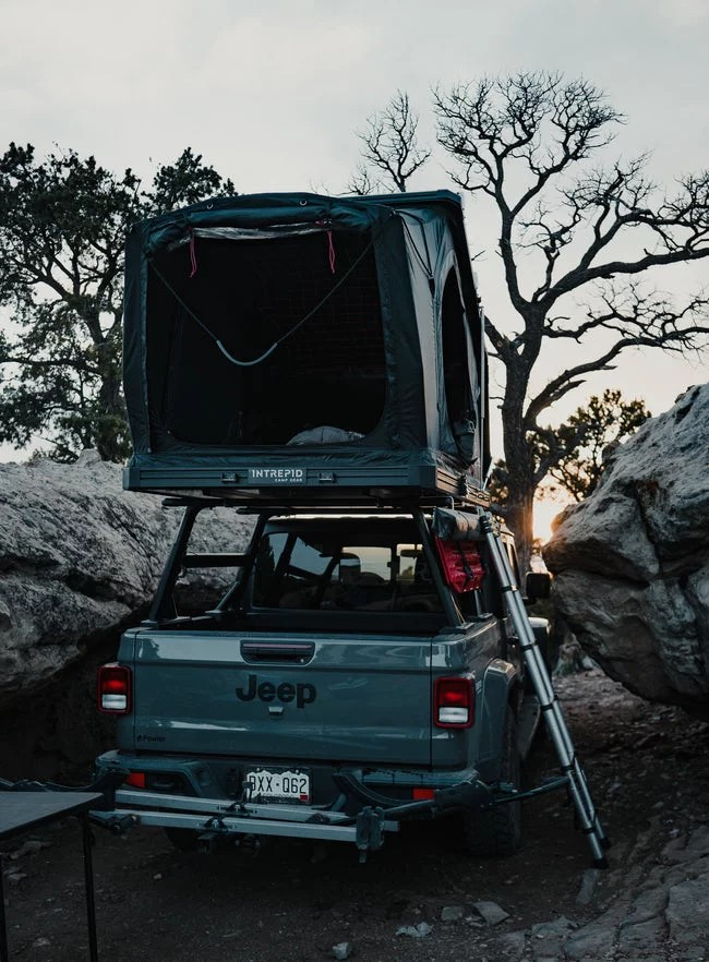 Intrepid Dachzelt GEO 2.5 - bis 2 Personen
✔ unglaublich flach mit nur 17 cm Höhe im zusammengeklappten Zustand 
✔ mit einer sagenhaften Raumhöhe von knapp 150 cm dank der außergewöhnlichen Konstruktion
✔ in nur 60 Sekunden auf- und abgebaut 
✔ robuste Aluminium-Hartschale mit Wabenkonstruktion 
✔ super leicht mit gerade einmal 72kg 
